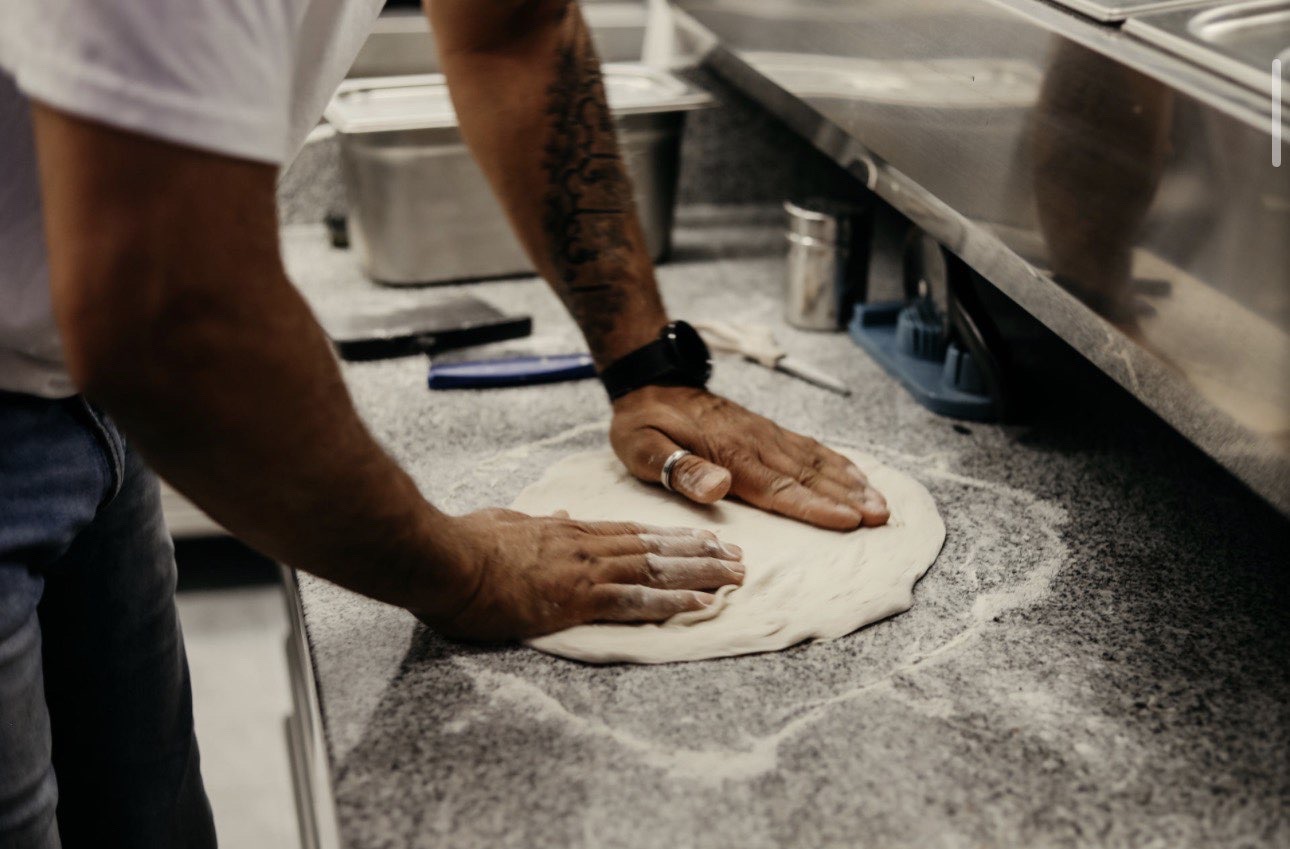 Pizzateig von Hand ausgezogen