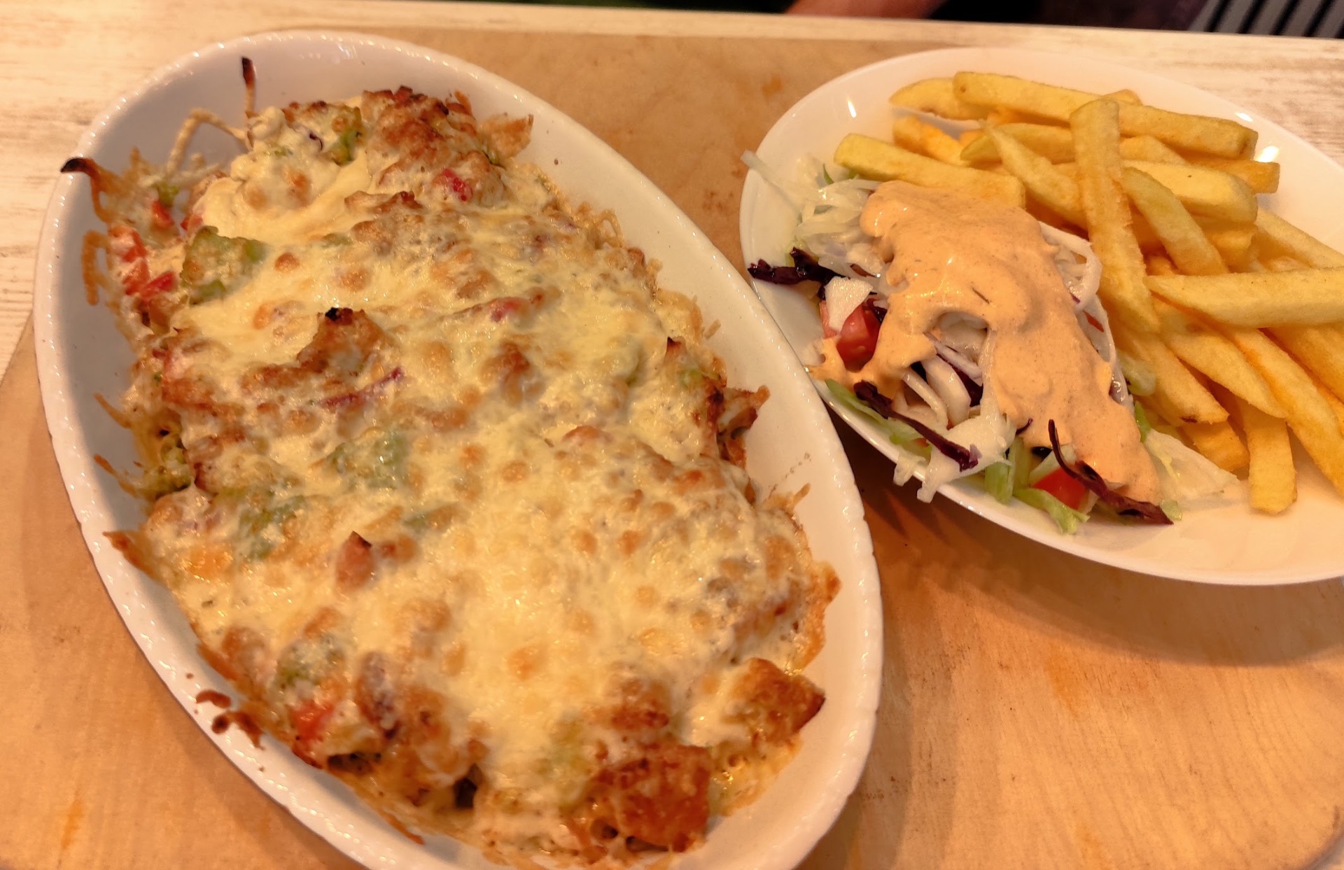 Überbacken mit Pommes & Salat