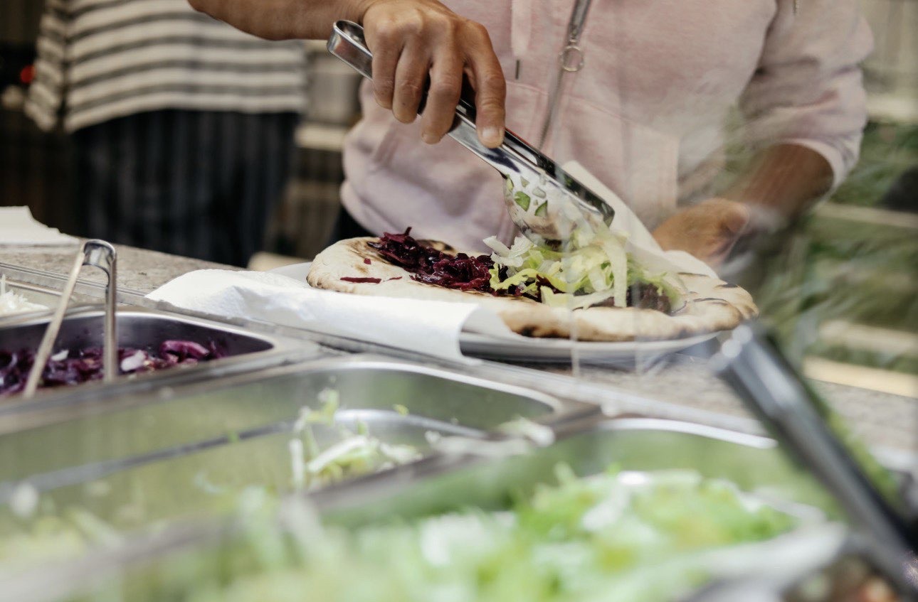 Frisch belegter Döner an der Theke